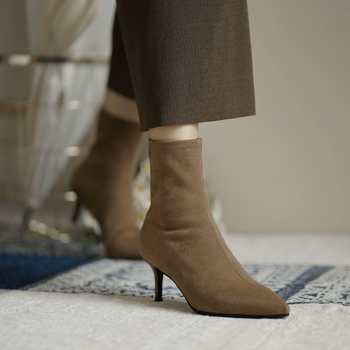 Демисезонные высокие дизайнерские эластичные короткие сапоги с заостренным носом, из натуральной кожи