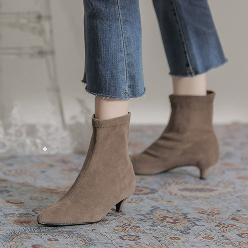 Модные эластичные короткие сапоги с заостренным носом, коллекция 2023