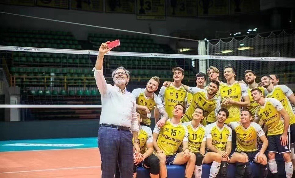 Spot a set of Italian men's volleyball league Modena men's volleyball club classic volleyball shirt