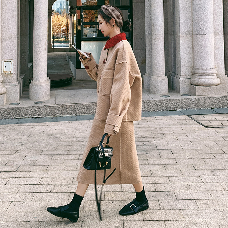 Small short woolen coat two-piece suit women's 2020 winter new temperament slim fit waist temperament woolen