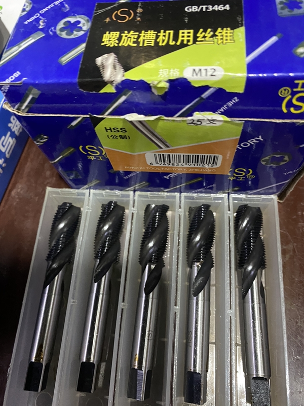 Flat work spiral groove screw tapping M14 * 1 25