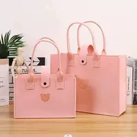 Розовый медведь стреляет в один дважды (один большой и один маленький)