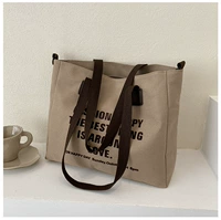 Коричневый, на молнии и на подкладке.