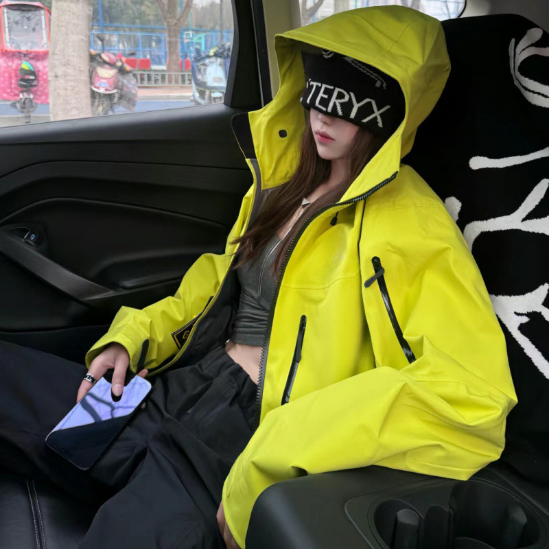 【Man Ye】Snow Peak Wolf Print Hard Shell Jacket for Women, Outdoor 3L Fully Glued Rainstorm-Grade Waterproof Hiking and Mountaineering Jacket