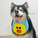 Платные собаки могут стоять на своих нагрудниках, капли воды капали в Самои Аляски Средние собаки летом летом