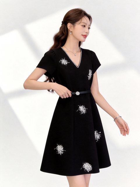 Elegant and Stunning Black V-Neck Short-Sleeve Dress with a High-End Feel, Perfect for Important Occasions in the Summer of 2026