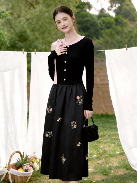 A Stylish and Elegant Mature Lady's Dress with Embroidered Bow, Off-Shoulder, Waist-Cinching, Hepburn-Style, Gentle and Graceful, Luxurious and High-End Dress