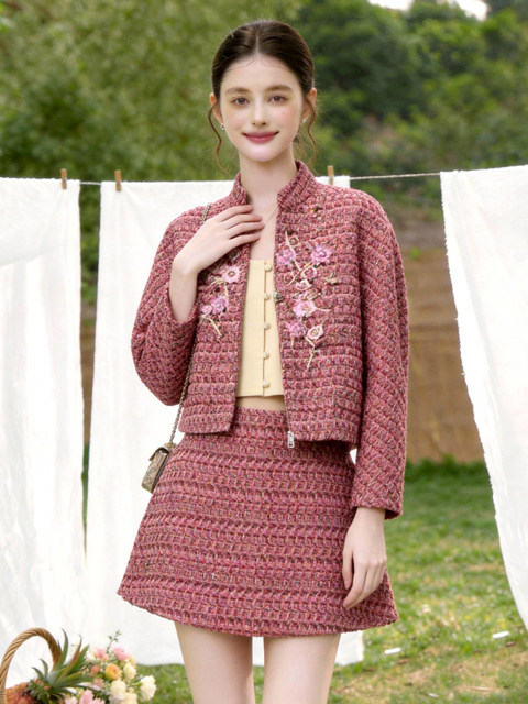 Beautiful Suits for Important Occasions, Chinese-Style Beaded Red Outfits for Socialites, High-End Chanel-Style Winter Wear, Complete with an Entire Set of High-End Accessories