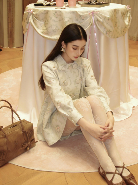 Unique, Beautiful, and Very Attractive Tops with Doll Collars, Floral Prints, and a Gentle, Youthful Style. This Year's Trendy and Beautiful Coats