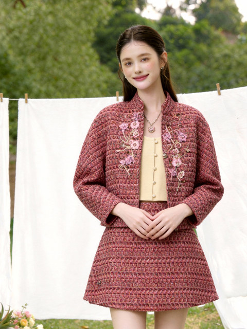 Beautiful Suits for Important Occasions, Chinese-Style Beaded Red Outfits for Socialites, High-End Chanel-Style Winter Wear, Complete with an Entire Set of High-End Accessories