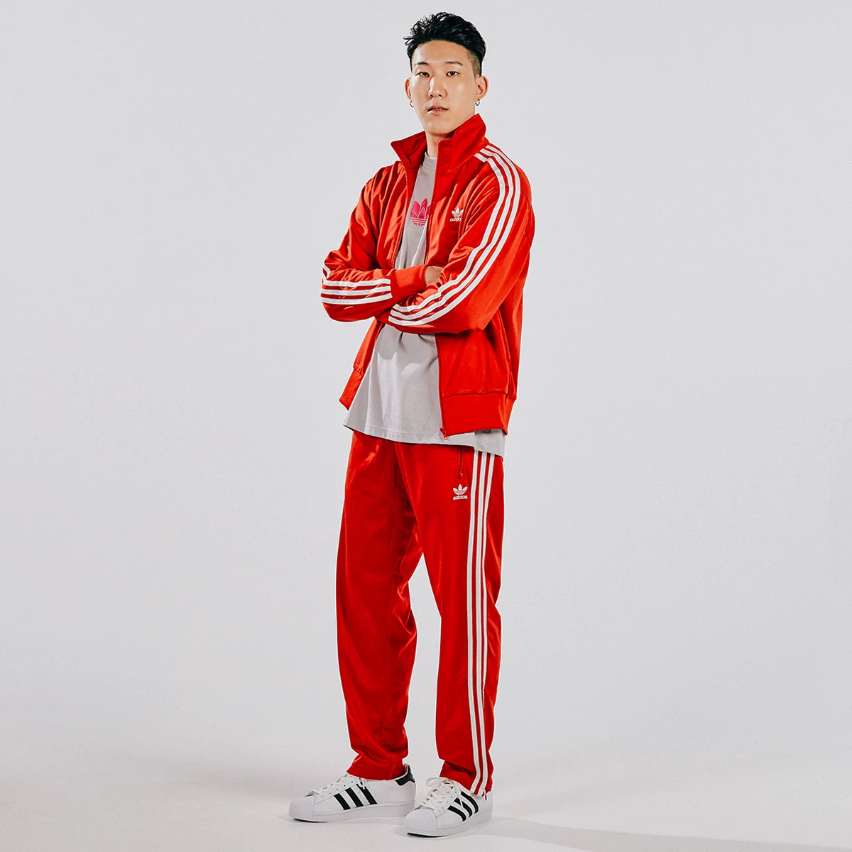 Красные и черные брюки Adidas для мужчин и женщин