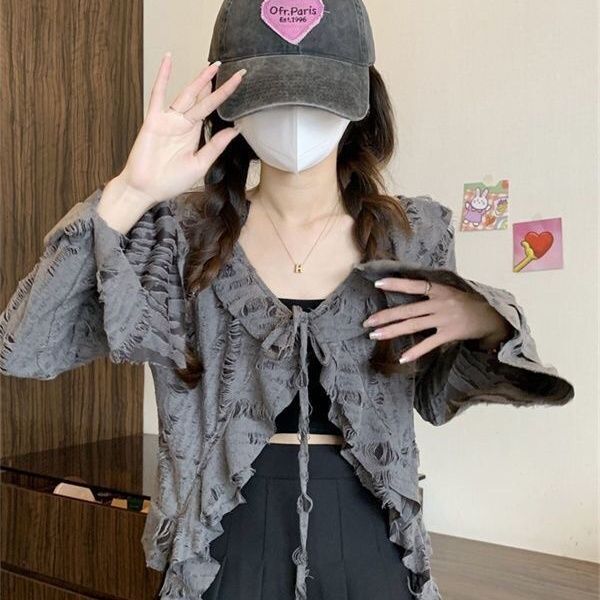 Early Spring Design-Inspired V-Neck Gray Wasteland-Style Flared Long-Sleeve Knit Cardigan Paired with an Asymmetrical Short Top