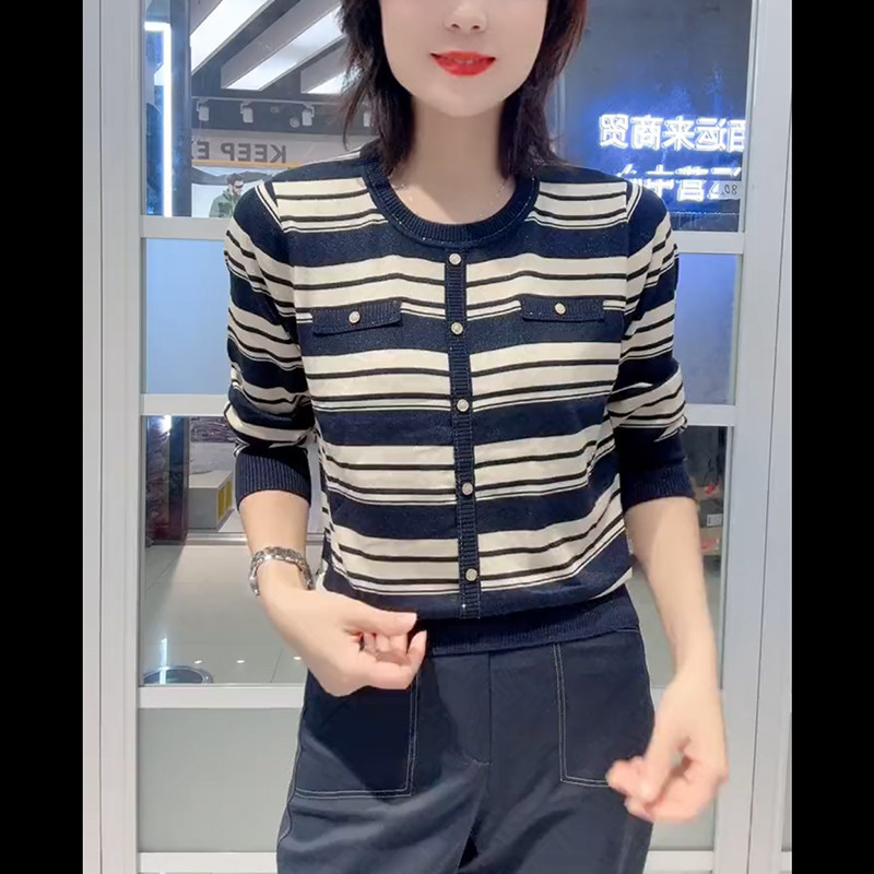 时尚单排扣条纹圆领套头针织衫女长袖秋冬新款妈妈装内搭打底毛衣