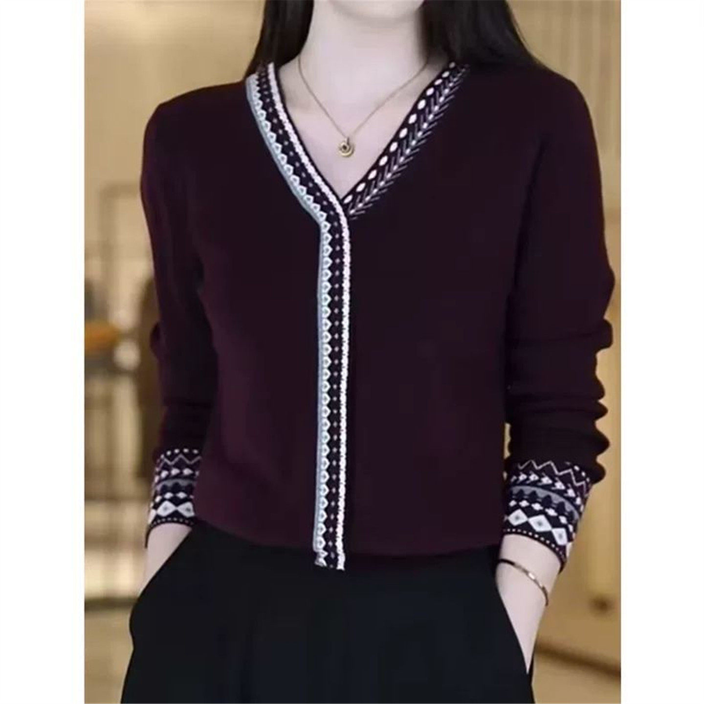 中年女装时尚提花撞色V领针织衫秋冬新款女士毛衣宽松显瘦打底衫