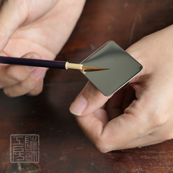 Finger disc claw disc painted and decorated with work room