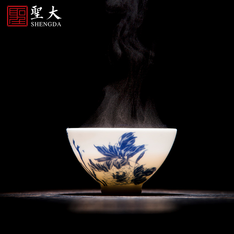 The big blue and white Guo master Shifu cup sample tea cup hand - made ceramic kung fu master cup all hand of jingdezhen tea service