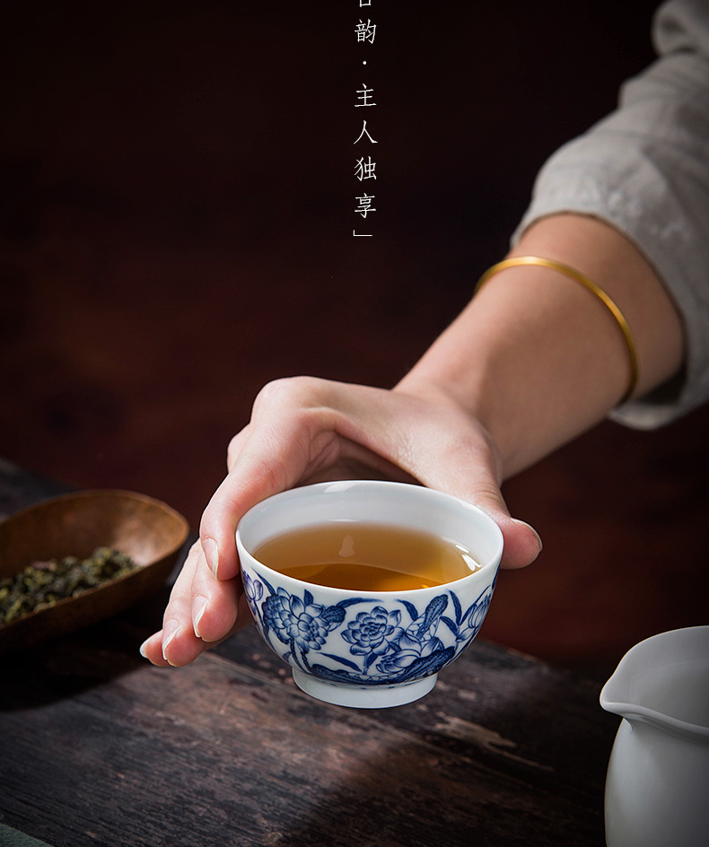 The big cup sample tea cup hand - made ceramic kung fu antique blue - and - white work full lotus cup of jingdezhen tea service master