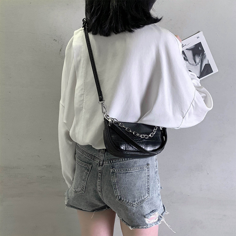 Small bag woman 2020 new retro armband bag women's small crowdsourced handbag foreign mini skew satchel 100 hitch