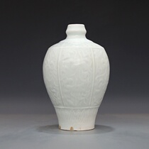 Northern Song Dynasty Hutian kiln shadow green glaze dark engraved pattern plum bottle antique porcelain antique old objects