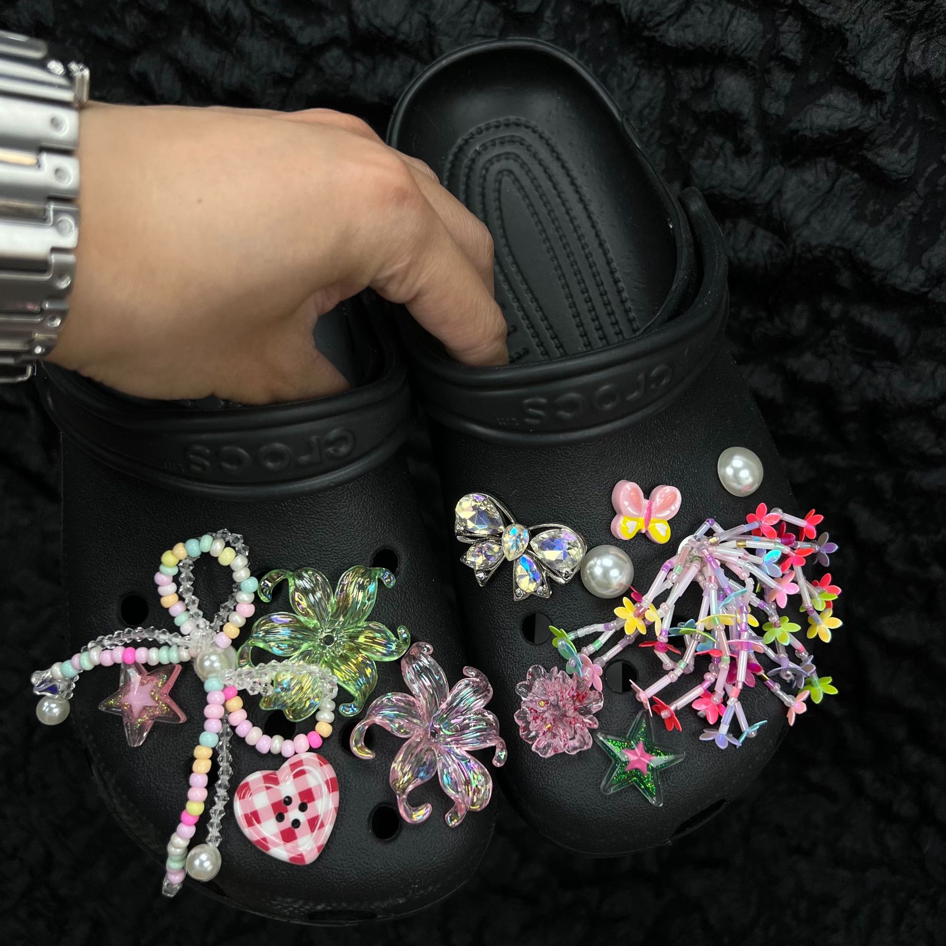 クロックスの靴のバックル 2025 新しい美しいウグイスの尾の花、カラフルな花のクラスター、蝶のビーズチェーン、靴の花の靴のバックル、靴のアクセサリー