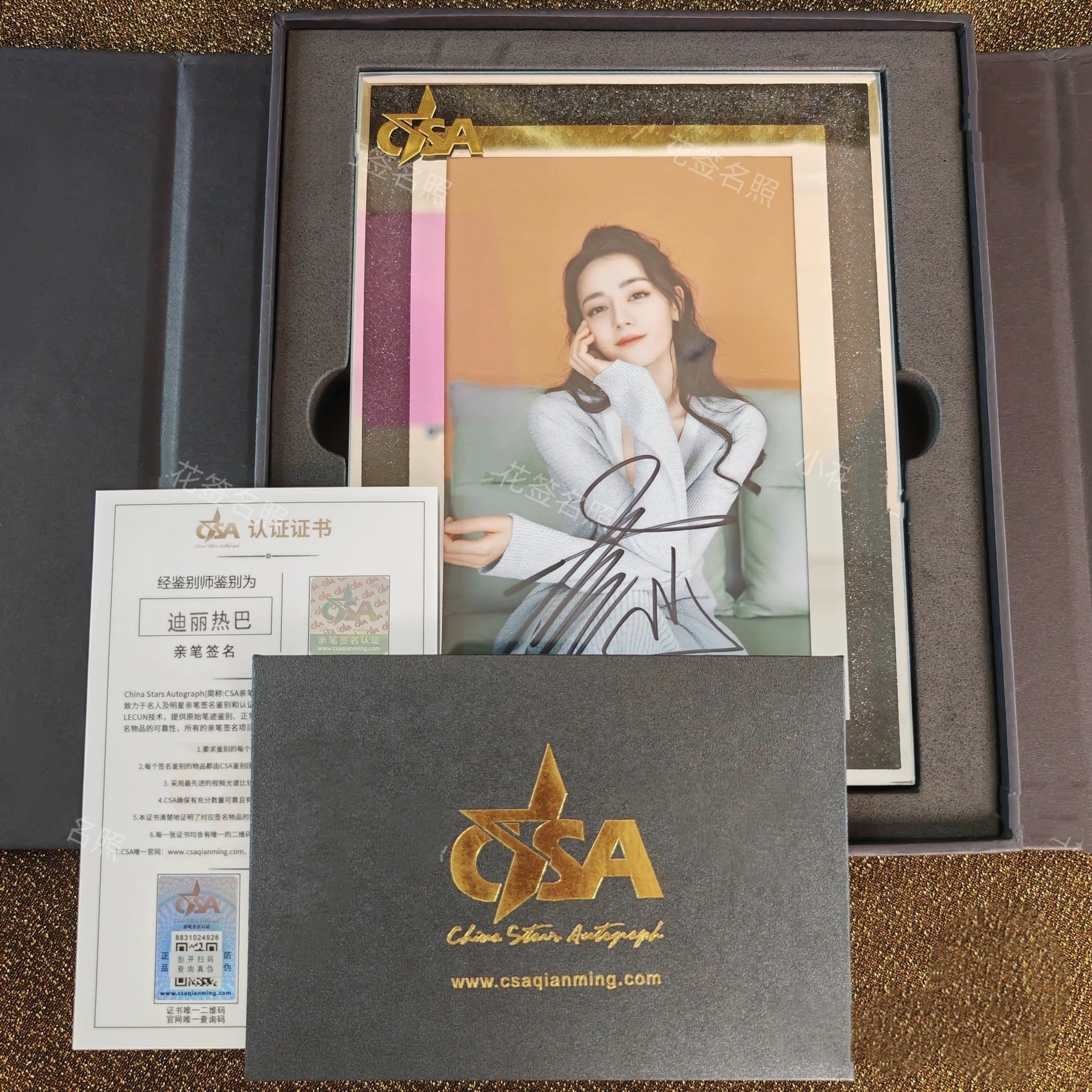 ディルラバ・ディルムラットのサイン入り写真と真正証明書（公式サイトで確認可能）が入ったギフトボックス。友人への誕生日プレゼントに最適です。