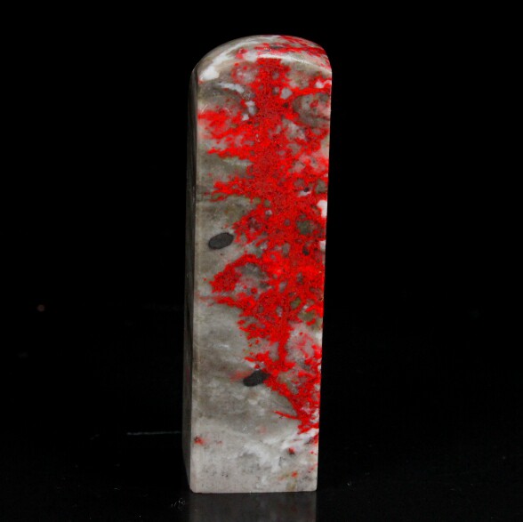 鮮やかな血色を特徴とする、精巧な彰化牛角形鶏血石印章