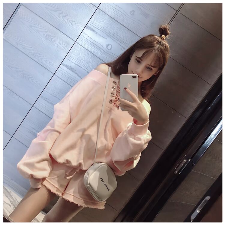 HERAPLUS đầu mùa thu cô gái cam thể thao màu hồng phù hợp với một từ vai áo len quần short giản dị hai mảnh áo vest nữ công sở