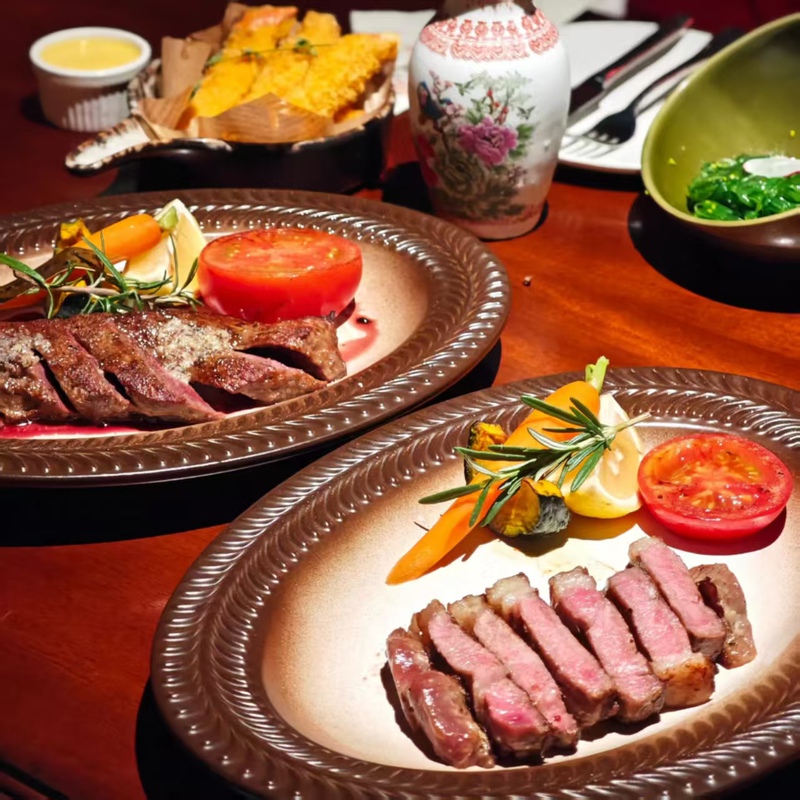 High-Temperature Resistant Oval Ceramic Steak Plate with Decorative Edges, Thickened for Commercial Use in Western Restaurants, Suitable for Tomahawk Steak, Western-Style Dinner Plate, Oven-Safe