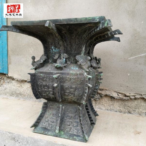 Make Old Exhibits Antique Bronze Ware Ancient Play and Antique Display of the Museum Antiques Showcase Wine Bottles Craftsmanship Gifts Swing Accessories