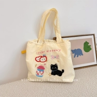 Маленькая черная кошка