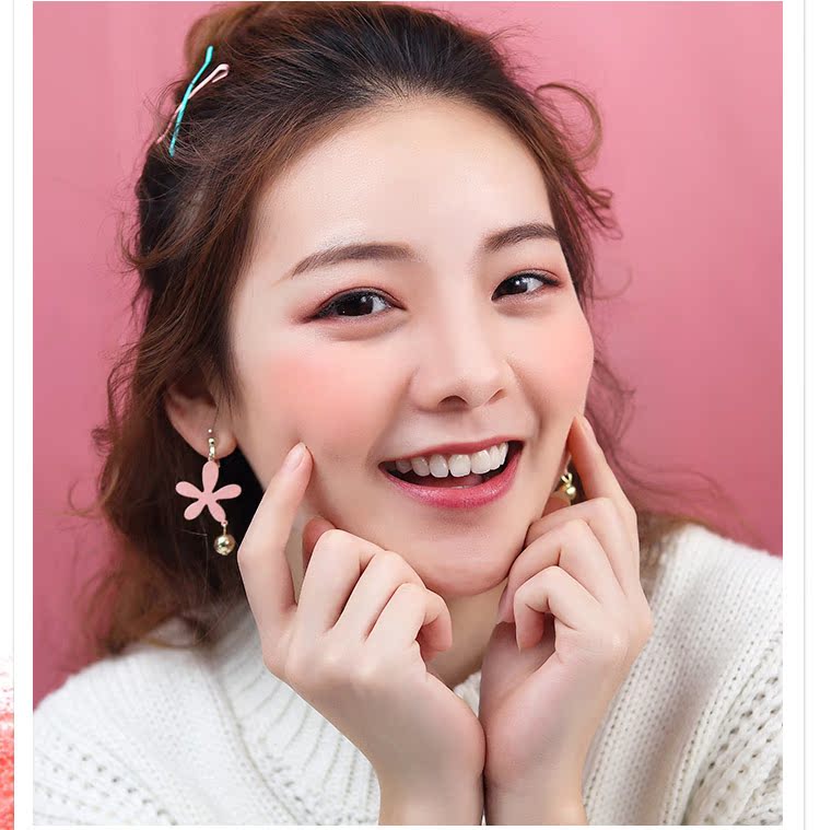 Hoa hồng Milani dập nổi cánh hoa hồng ửng hồng làm sáng màu da đỏ cam mạng đỏ với cùng màu đỏ mặt trời nữ - Blush / Cochineal phấn má hồng clio