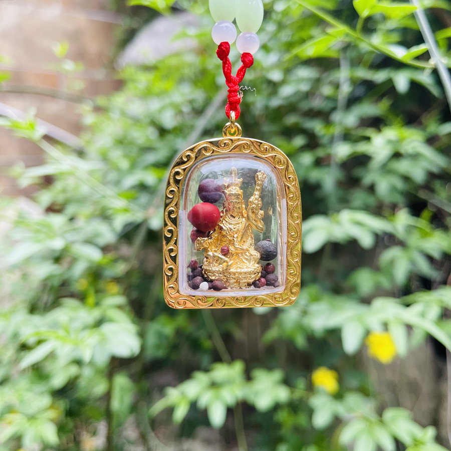 The gilded Lotus Master's portable body Protector Buddha, which inherits many holy relics, contains the complete nine-five pillars of freedom