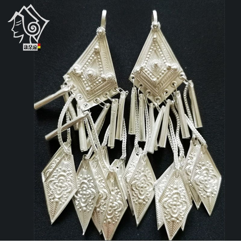 A Dojiaojiao Yi family of Yi pure silver earrings female traditional retro female wind features pure hand-made earrings