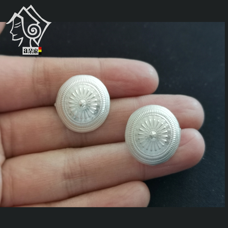 Aduo's Liangshan Yi nationality sterling silver earrings and ear needles are purely handmade and personalized with ethnic characteristics as tourist souvenirs