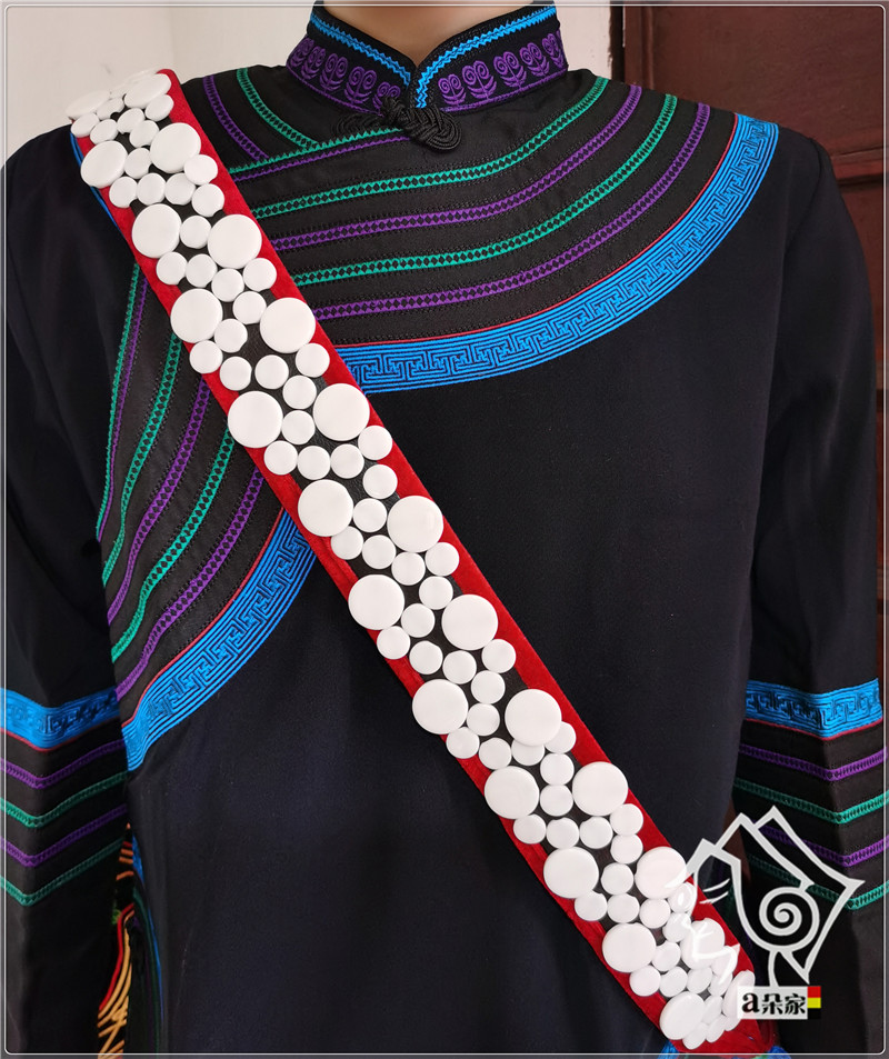 Liangshan Yi ethnic hero with hero tie 1 row of plum flower button national character dance decorations men's clothing accessories