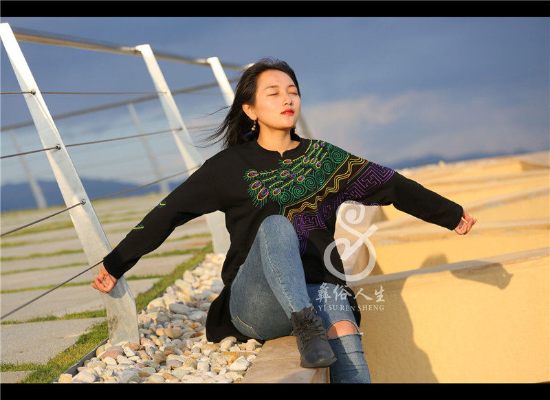 Cool Mountain Yi clothing Yi Costume Yi People Raw Spring Clothing New Peacock Embroidery Flowers Medium Long Version Blouses of the Courtesy of the Courtesy of the Courtesy