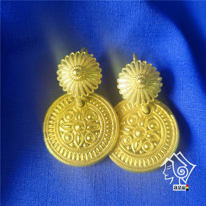 Yi Yi earrings female gold gold sand minority breeze hand-carved flower ear decoration flower flower