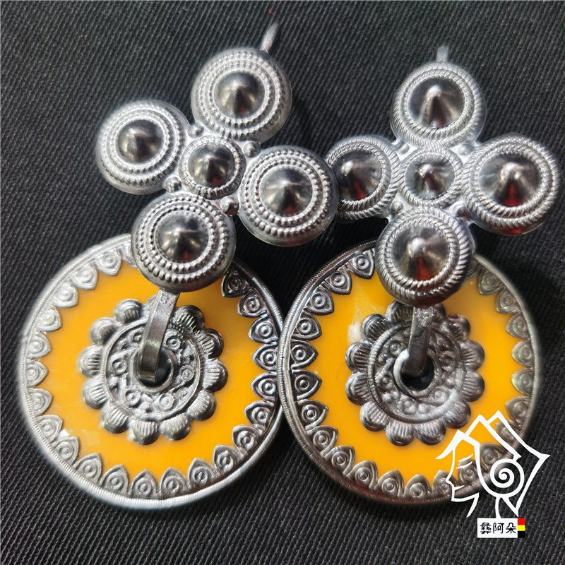 Liangshan Yi ethnic earrings pure silver shell bag silver female made of old black retro ethnic wind Tibetan earrings round ganlo