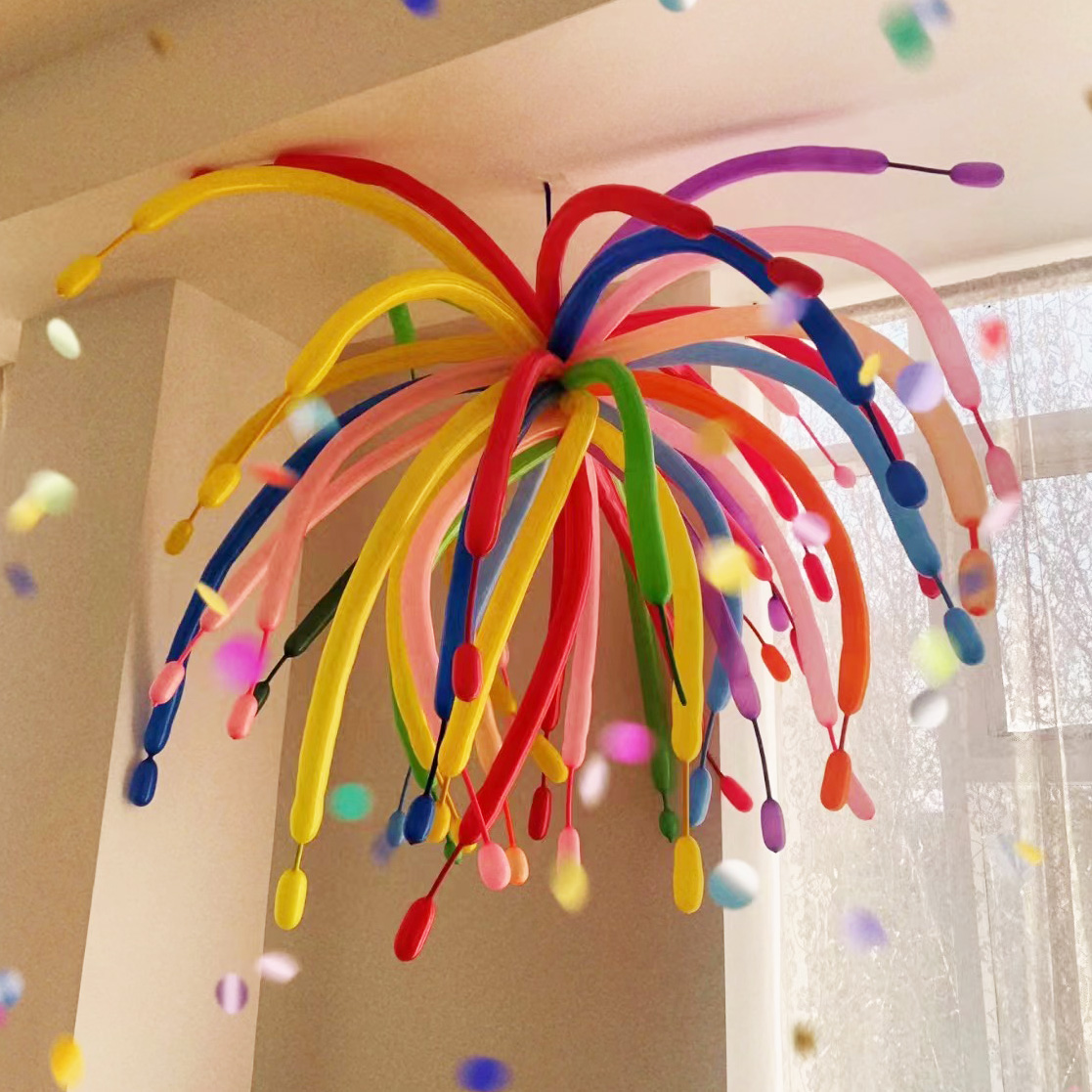 カラフルな長い花火風船の装飾ドーパミン誕生日卒業教室シーンレイアウト雰囲気小道具小学校と中学校