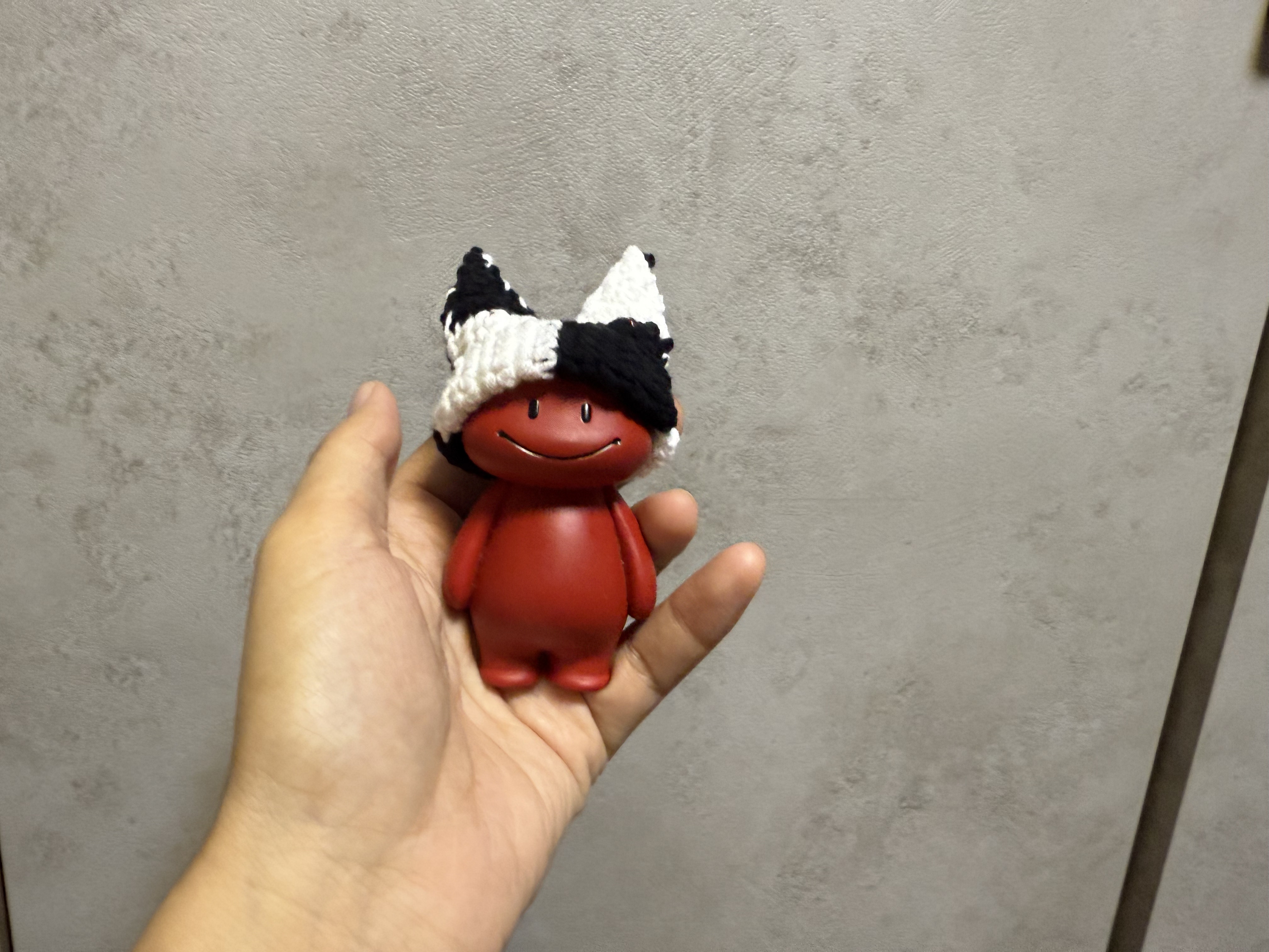 李玉春のカジュアルな黒と白のクロシェ編み帽子（人形は含まれません）