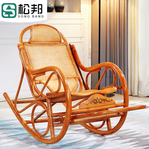 Истинная лоза качалка стула на балконе отдых.