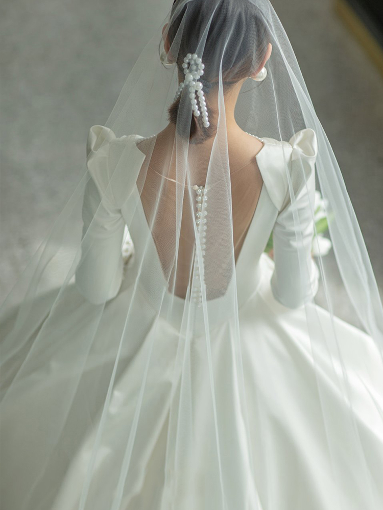 Sexy advanced wedding dress, long sleeve, V-neckline, high-end Sexy advanced wedding dress, long sleeve, V-neckline, high-end