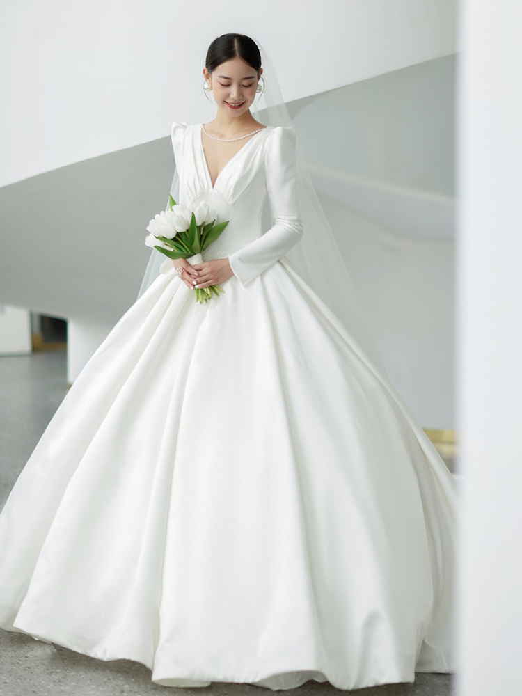 Sexy advanced wedding dress, long sleeve, V-neckline, high-end Sexy advanced wedding dress, long sleeve, V-neckline, high-end