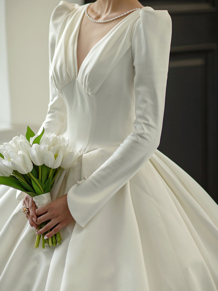 Sexy advanced wedding dress, long sleeve, V-neckline, high-end Sexy advanced wedding dress, long sleeve, V-neckline, high-end