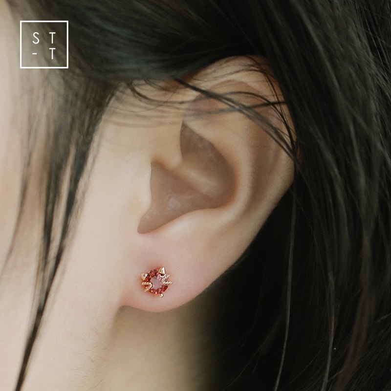 Mrs. Shen S925 pure silver wine red cute kitty small earshot female temperament Korean minimalist sweet and beautiful student gift