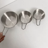 (Поедание мгновенных закусок с фруктами с лапшой)
