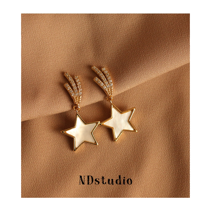 ND age-reducing girl ~ five-pointed star natural shell irregular diamond high-grade sense mosquito coil ear clip no ear piercing woman
