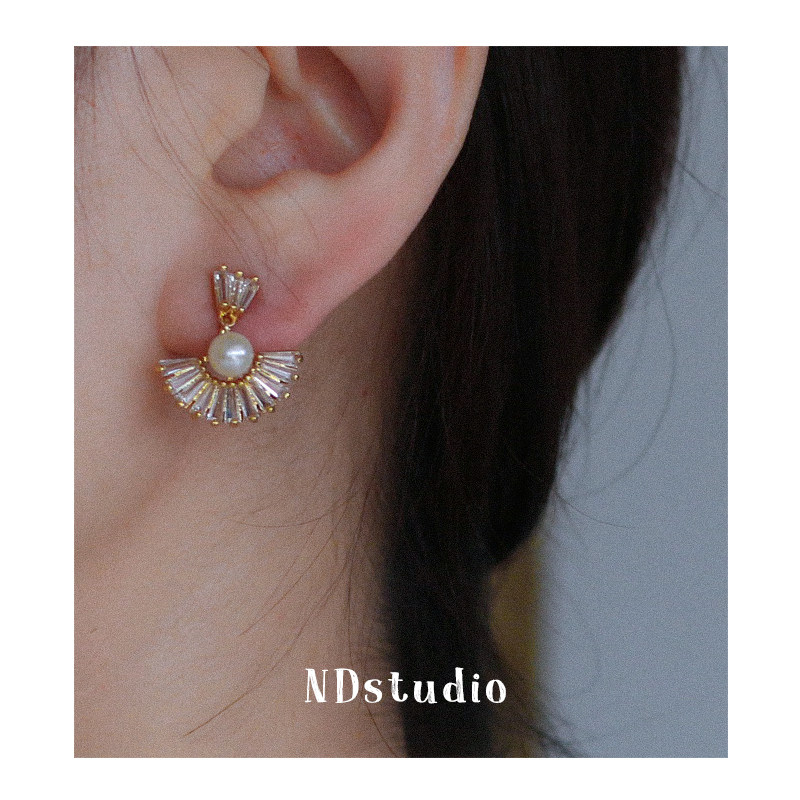 ND100% Fairy Retro Pearl Exquisite High-end Fan-shaped Zircon No Ear Hole Mosquito Incense Disk Painless Ear Clip