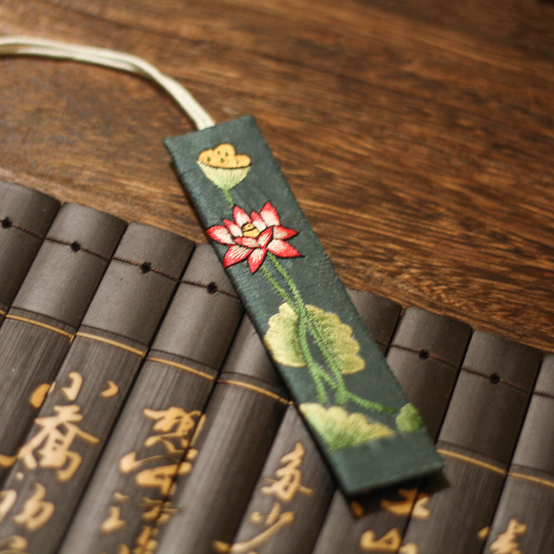 Elegant and embroidered collection of Xiang embroidered handmade embroidery bookmarking and sending teachers to send their classmates to accompany the ceremony
