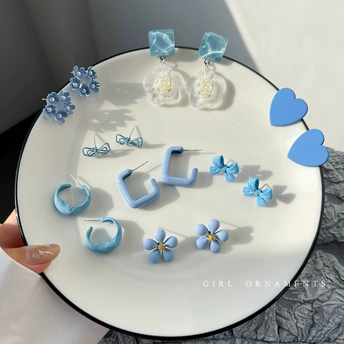 Синие небольшие дизайнерские маленькие серьги, в цветочек, 2025 года, тренд сезона, простой и элегантный дизайн